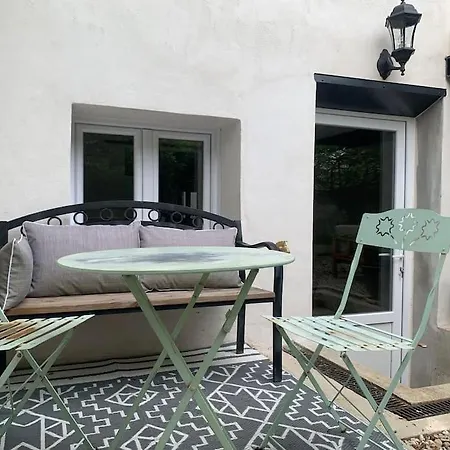 Studio Sous La Glycine * فوليه إن فيلين